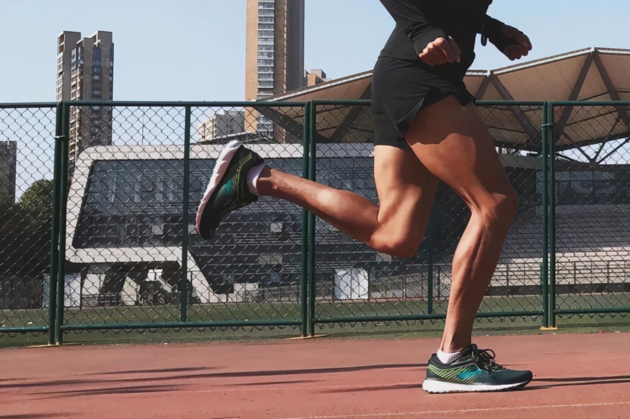 跑步机和户外跑步哪个更轻松,跑步机和户外跑步的区别有多大