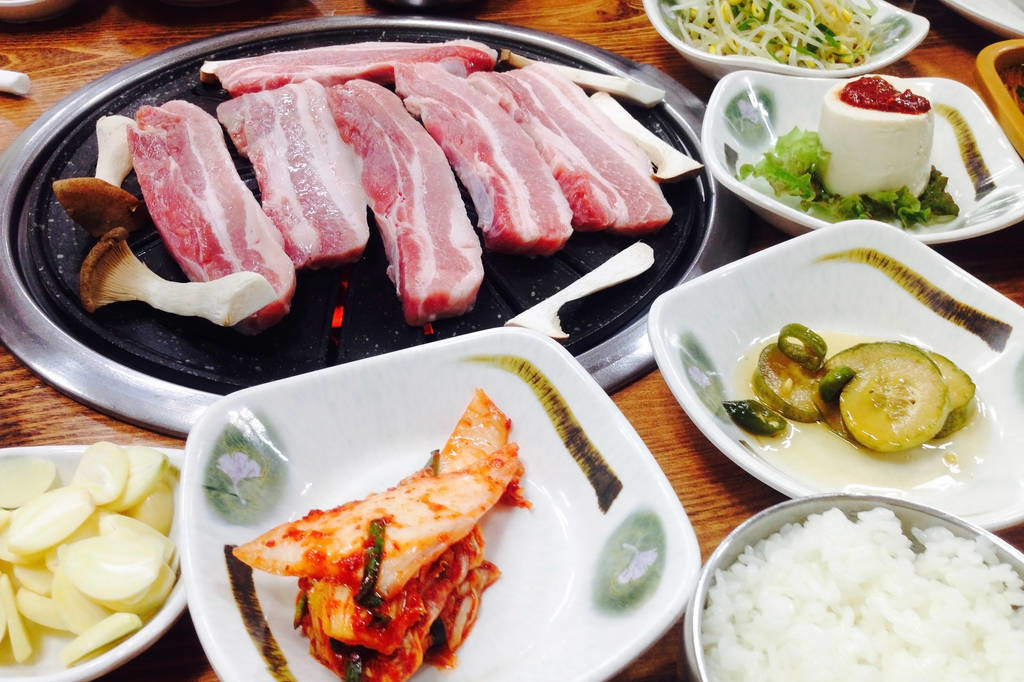 韩国泡菜确实好吃也是每餐必备的,看了韩国美食发现真没什么好吃的