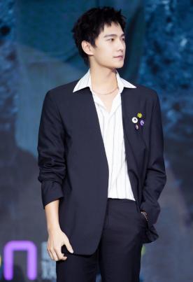 杨洋蒙奇奇发型,杨洋新造型视频