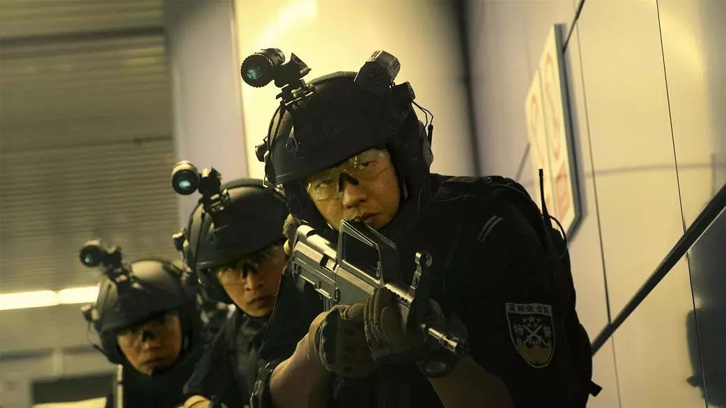 特警秀肌肉训练教学,特警上台表演自己的肌肉