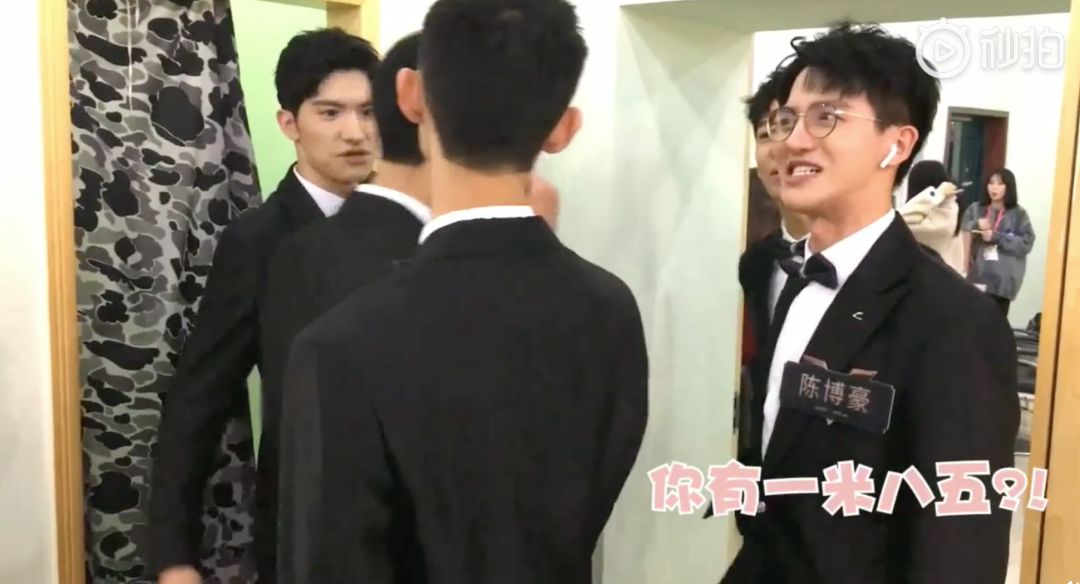 一开始我以为爱上了实力派,没想到他们还全是梗王