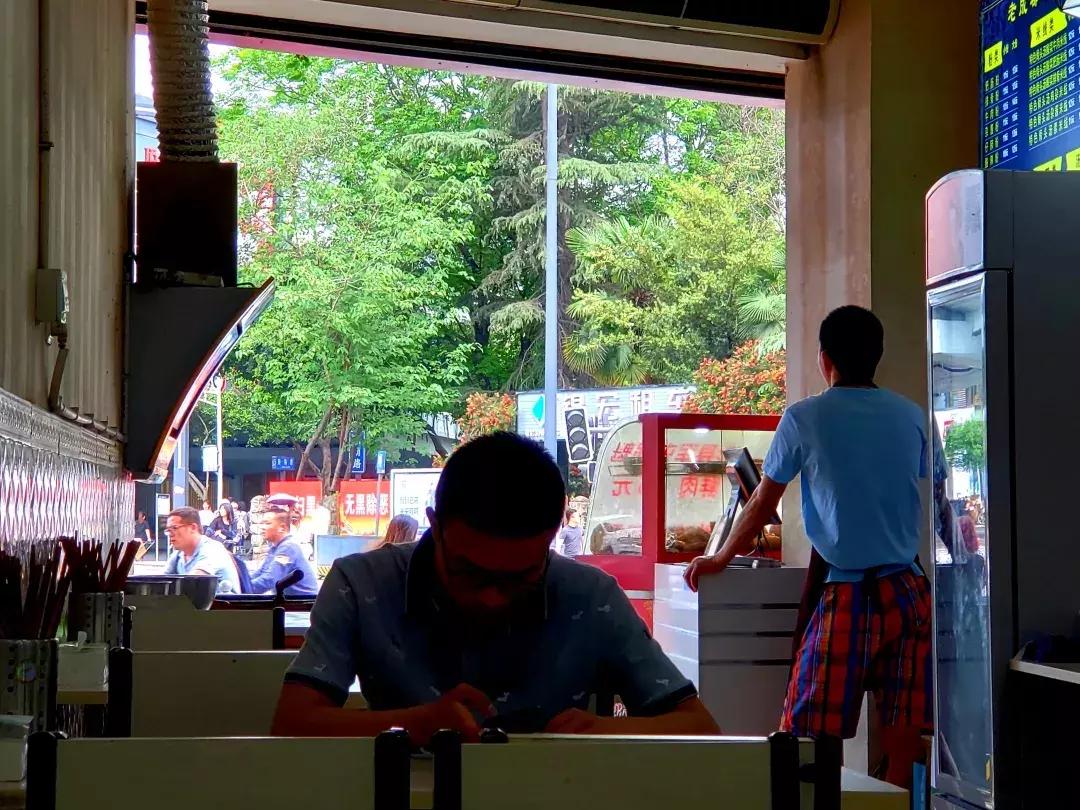 为啥每个肛肠医院周围有肥肠粉,成都东大肛肠医院楼下肥肠粉