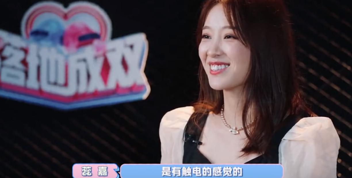 乐嘉多次亲女嘉宾的脸,乐嘉亲谢娜的视频