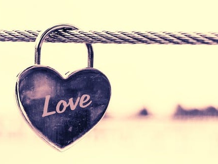 夫妻因为小事吵架闹离婚,夫妻之间两地分居闹矛盾如何解决