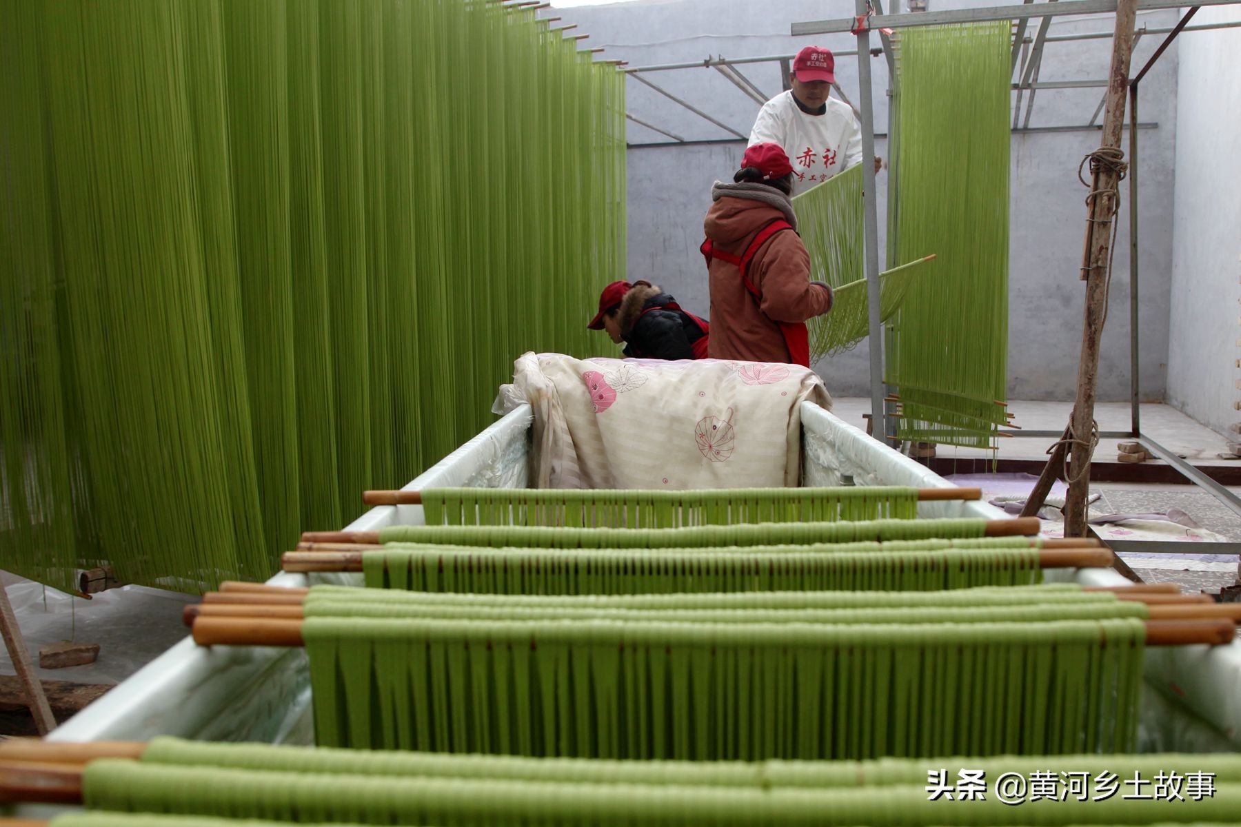 农村传统手工挂面制作全过程,纯手工空心挂面果蔬面