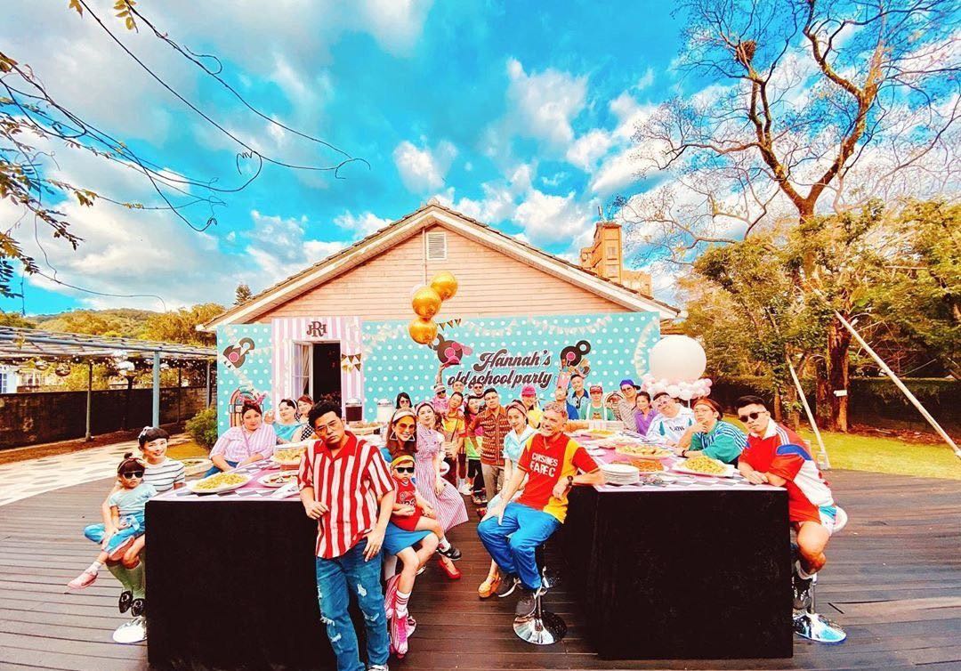 周杰伦携爱妻亮相昆凌粉色露肩裙,昆凌晒全家福庆周杰伦生日