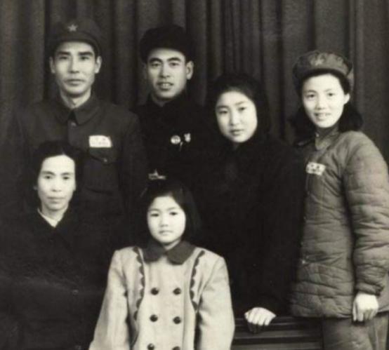 79年，*子珍贺**坐车路过*安门天**，看到毛主席挂像时直起身：开得慢点