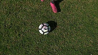 足球常用的传球方式,足球运球传球技巧