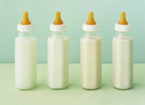 宝宝喝三段奶粉还是喝纯牛奶,宝宝刚满周岁就要喝三段奶粉了吗