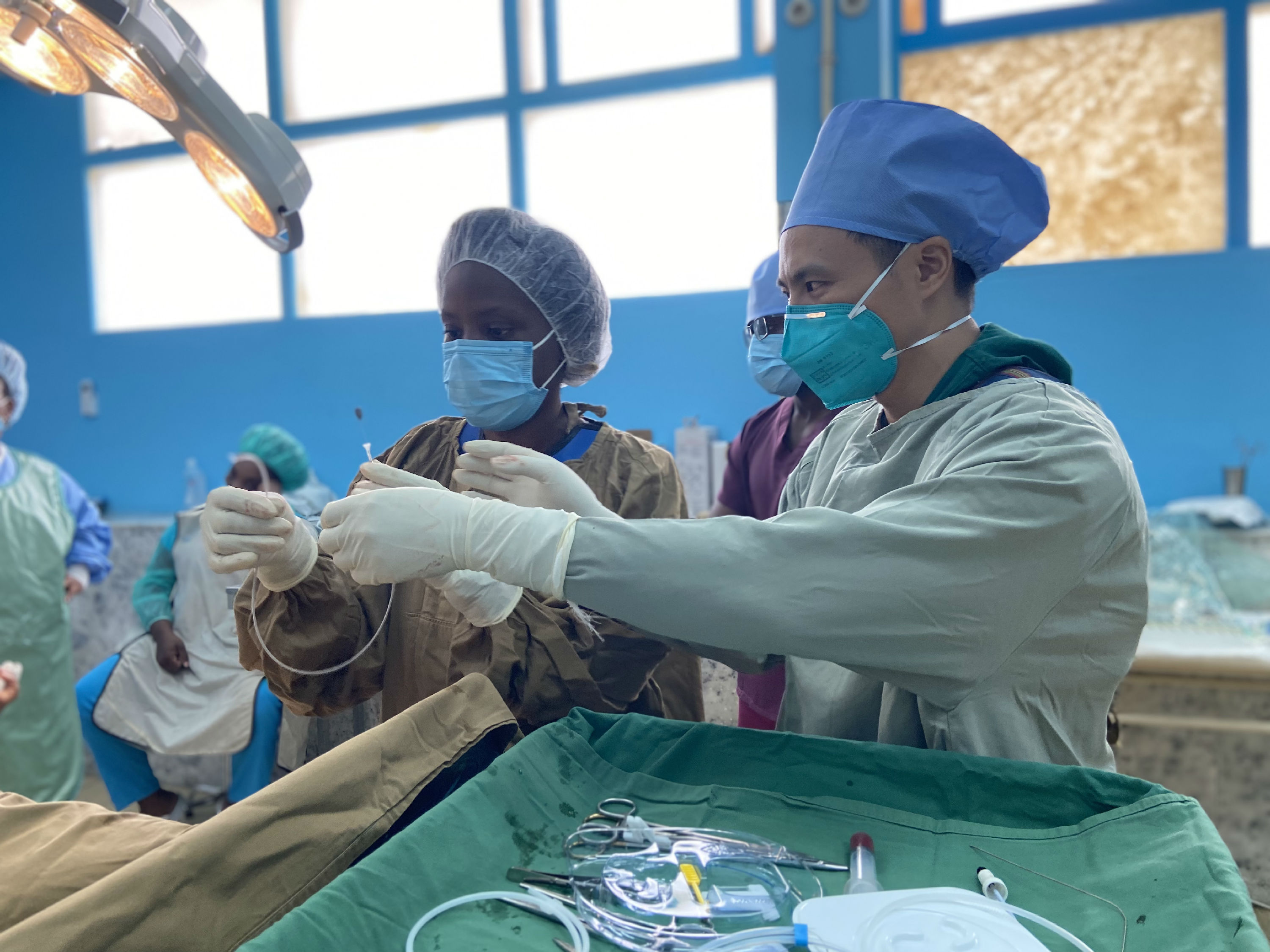 我院心内科援外医生完成圣普首例超声引导下永久心脏起搏器植入术