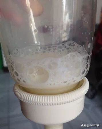 奶粉冲了起泡泡,奶粉冲调时有颗粒是什么原因