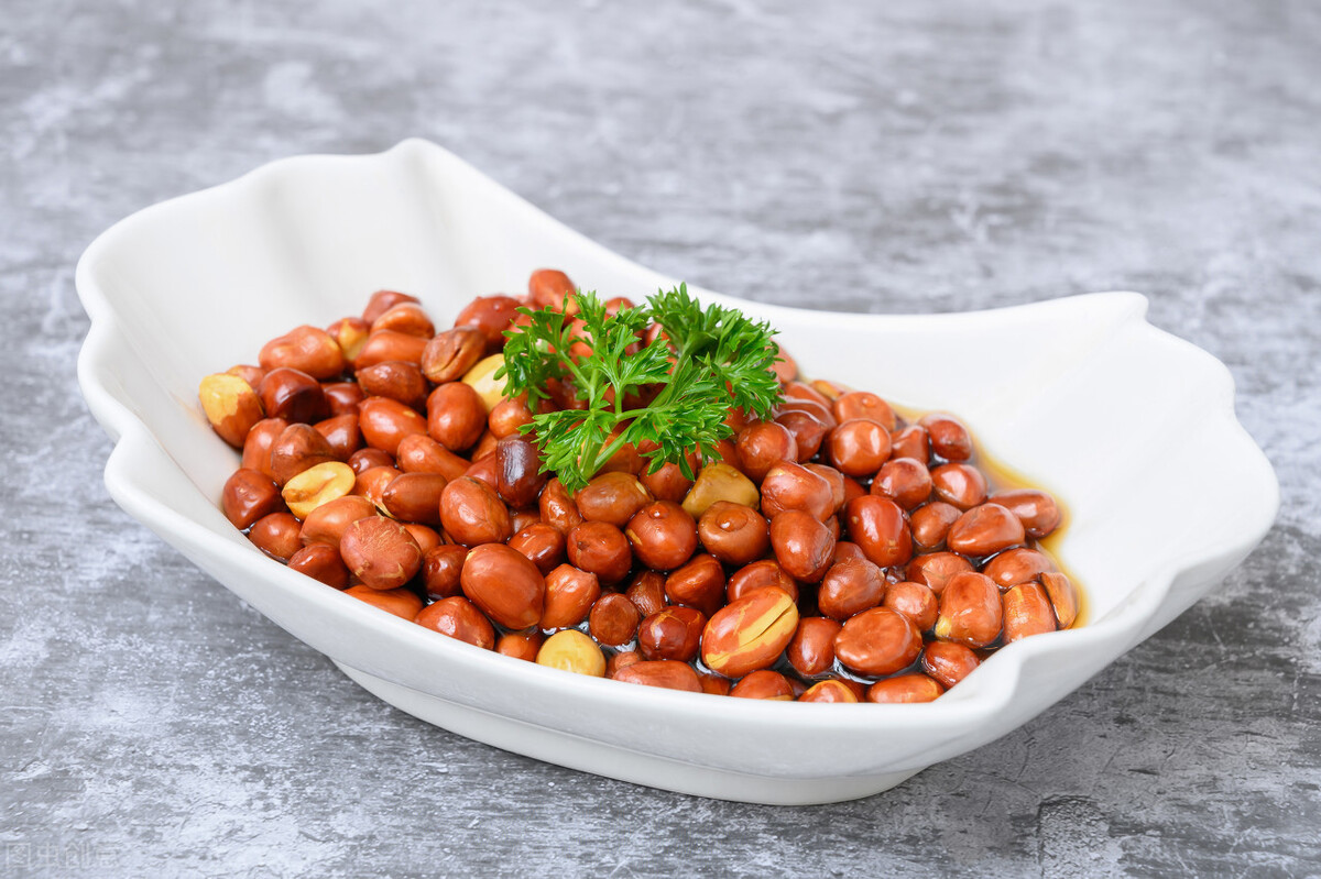 盐炒五香花生米的做法简单好吃,盐可以炒花生米吗