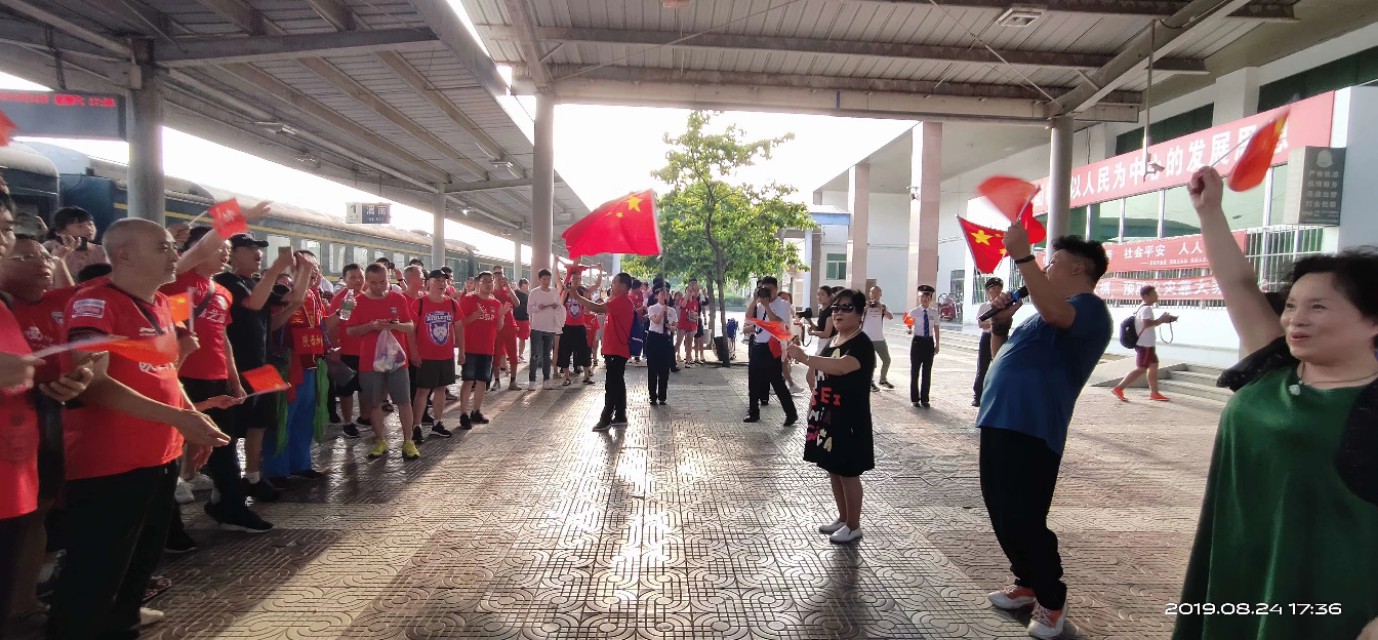 中甲第23轮:《中国万岁,我是护旗手》红动渭南火车站