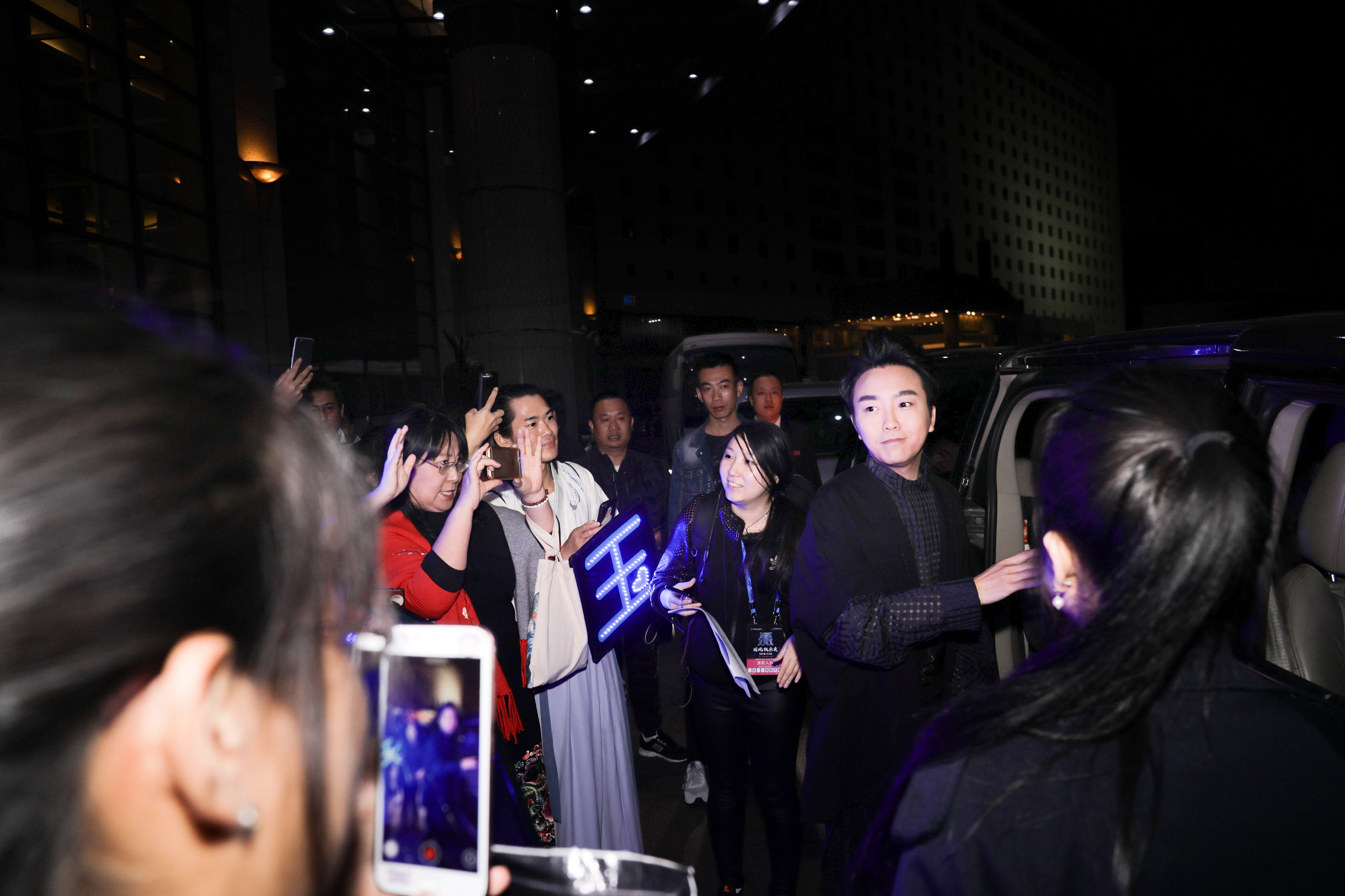 李玉刚被观众围观,李玉刚被网红包围是什么节目