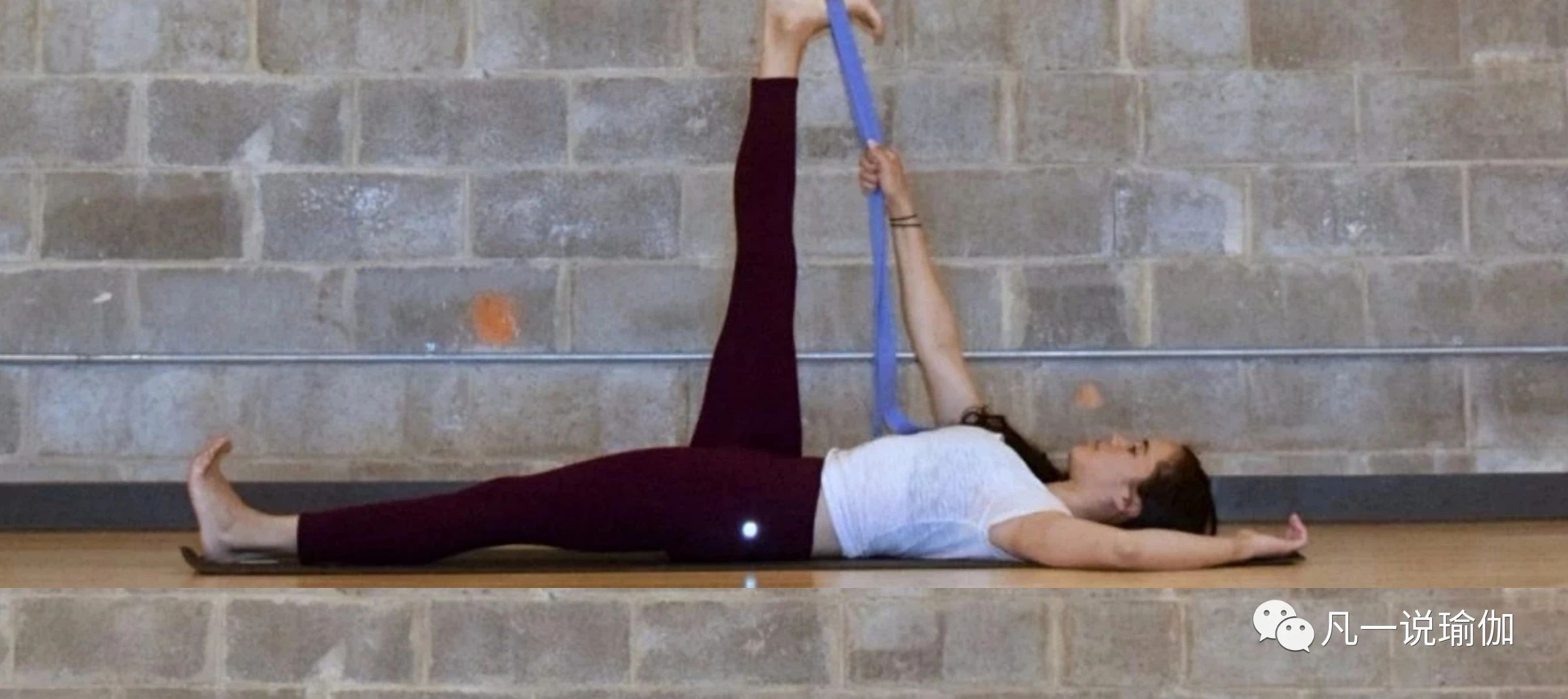 下犬式膝盖碰不到鼻尖,下犬式右脚跟踩不下去原因