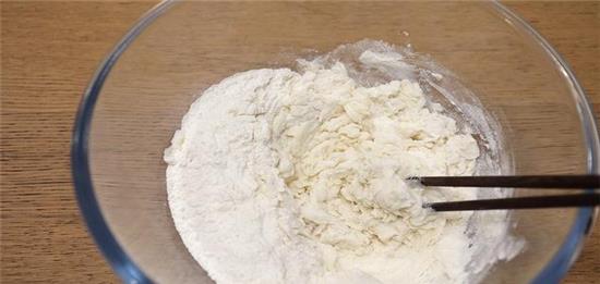 葱花饼发面用热水还是冷水,鸡蛋葱花饼用温水还是冷水