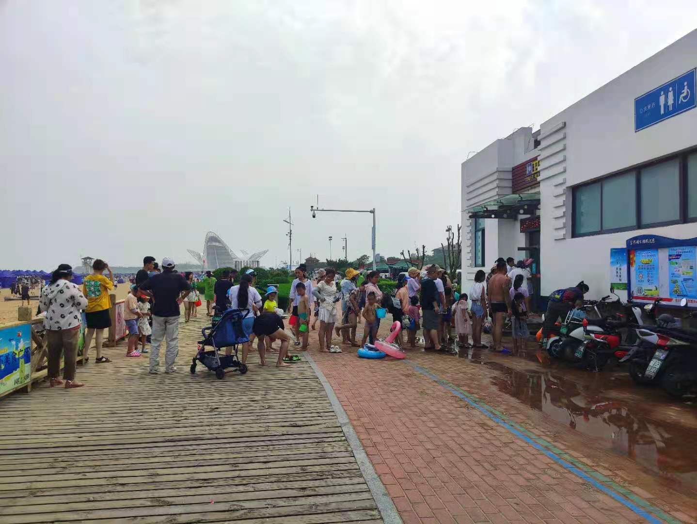 青岛金沙滩——亚洲第一滩，夏天人气火爆，美女扎堆，超级震撼