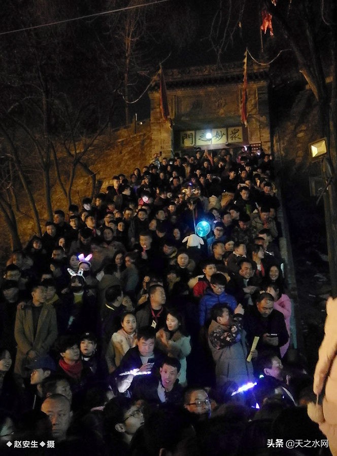 甘肃天水数万民众“上九朝观”祈福纳祥争烧头柱香!(组图)
