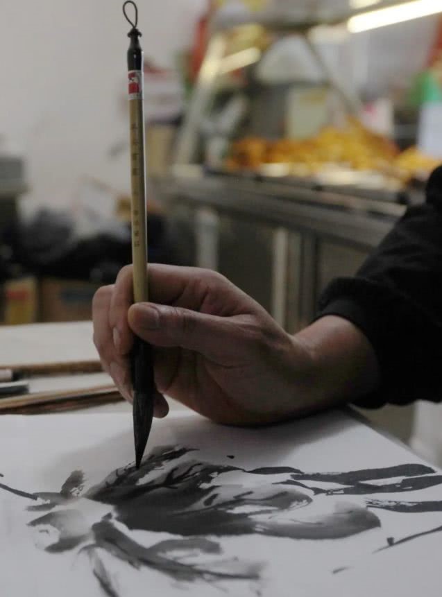 从诗意到烟火:疫情之下,这位画家“跨界”卖起了烤肉