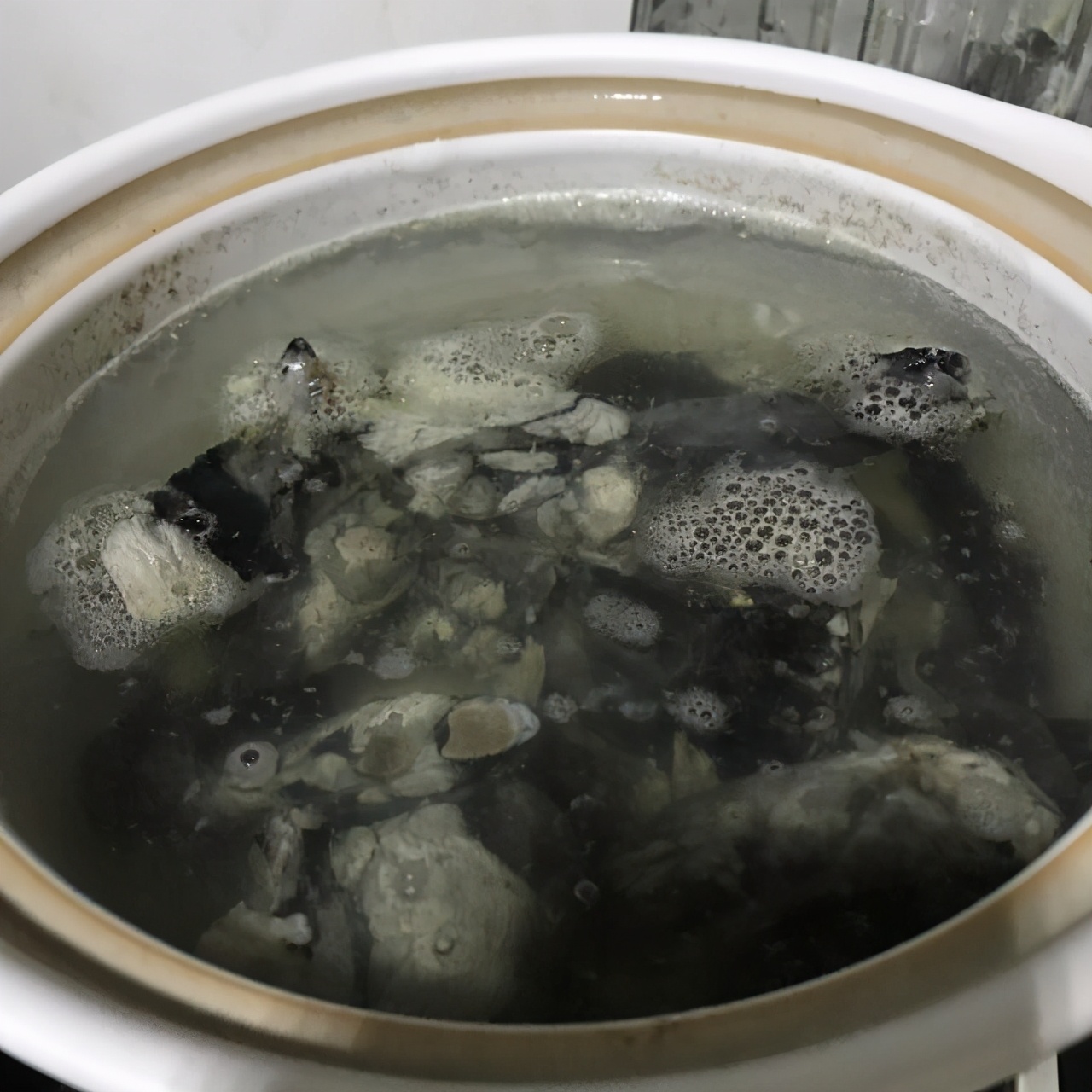 在家炖乌鸡汤,只要注意这“1步”,鸡汤鲜美味道香浓