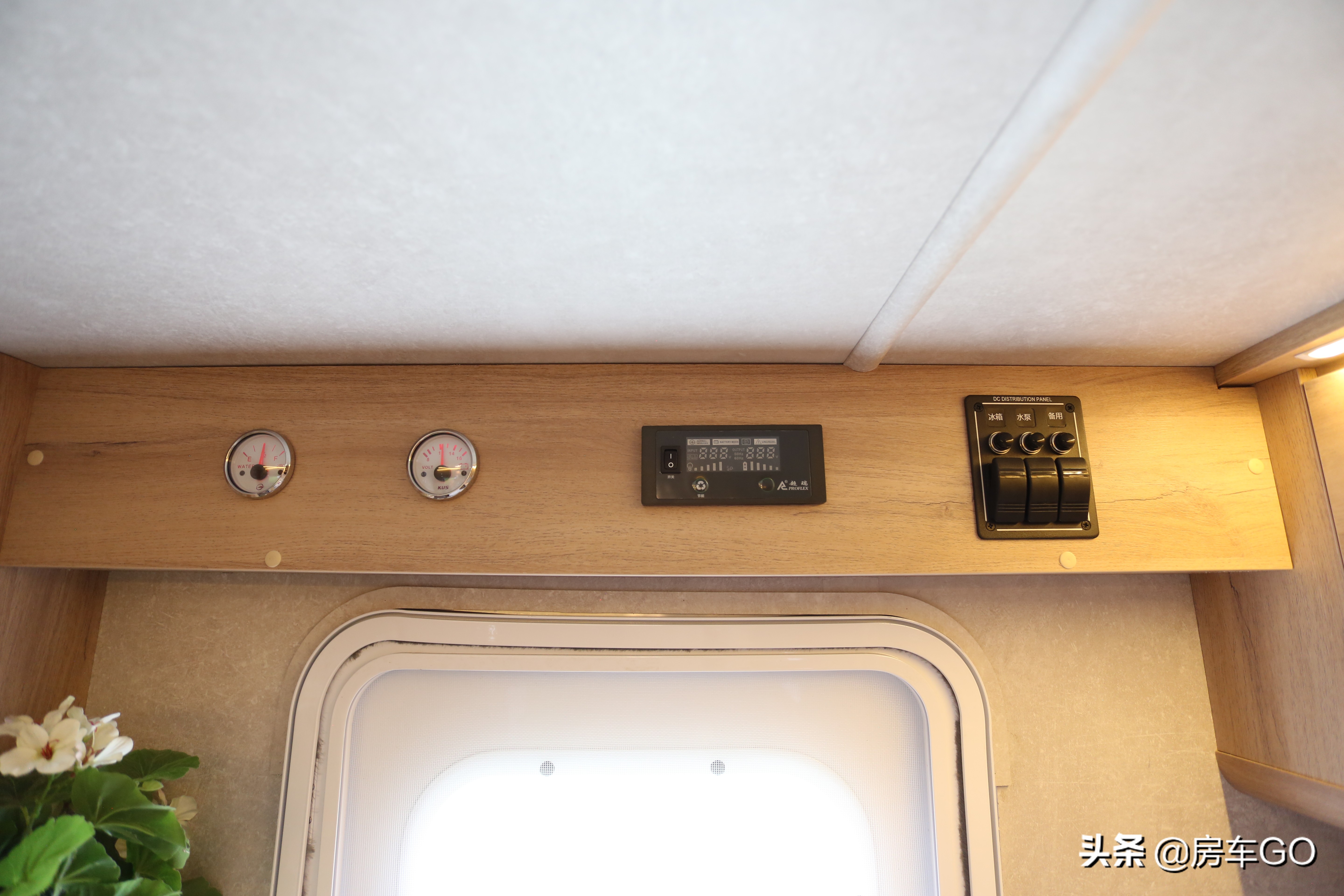 可以上蓝牌的拖挂房车,能住三人小型拖挂房车