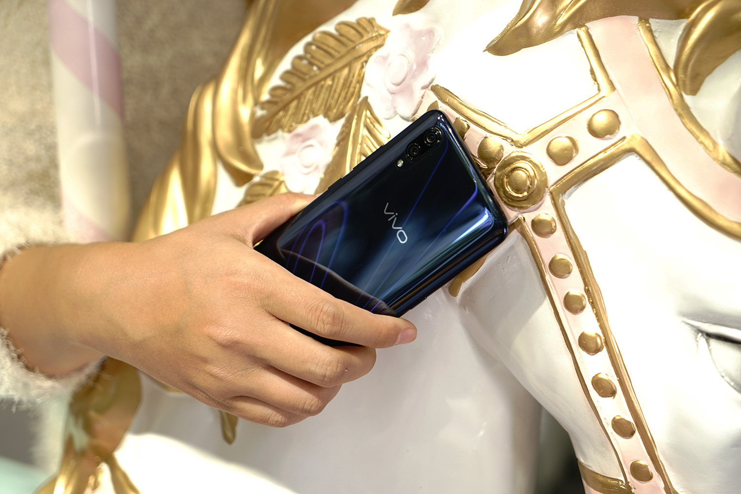 vivox23水滴全面屏手机,vivox23图赏91.2%水滴屏光感美学