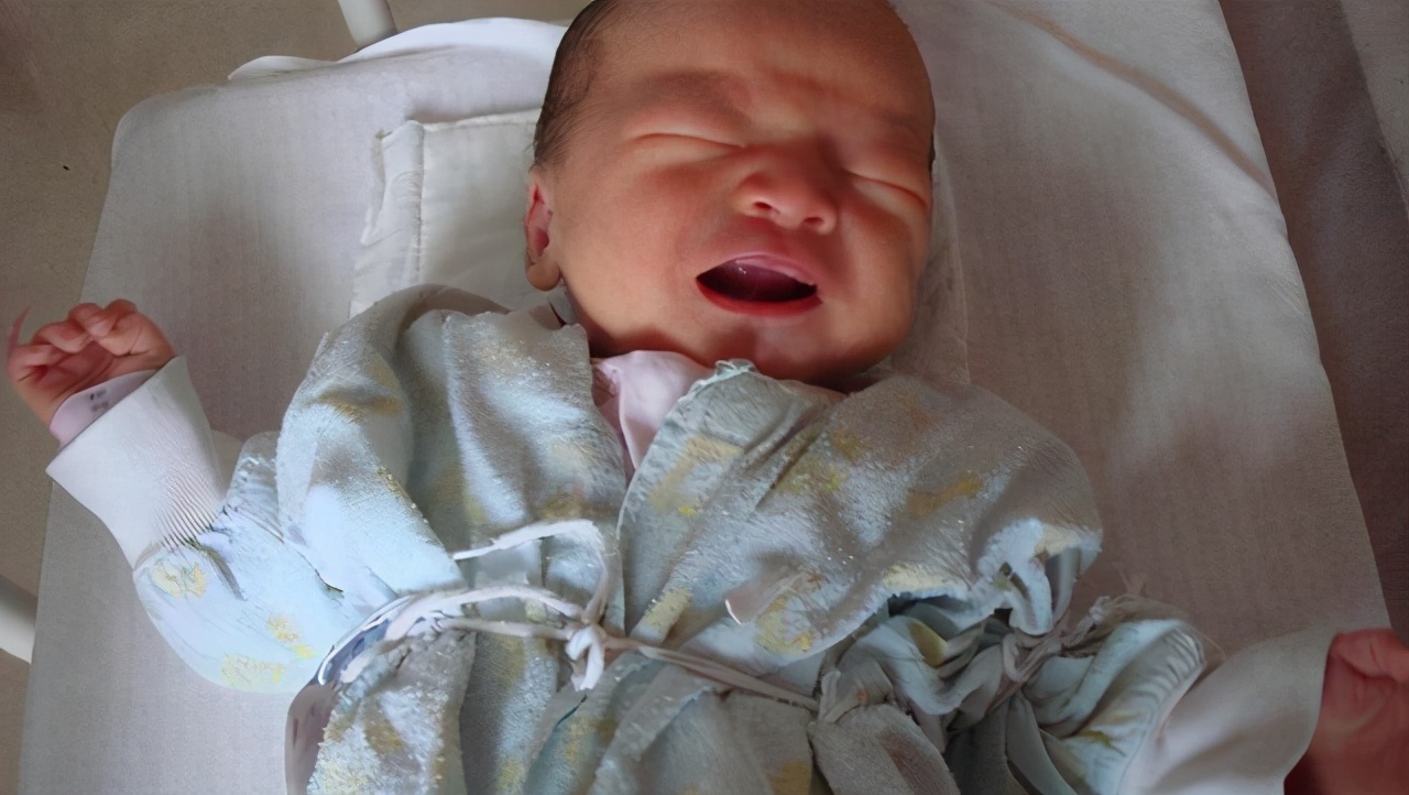 宝宝攒肚几天不排便怎么解决,一个月的宝宝攒肚怎么刺激拉便