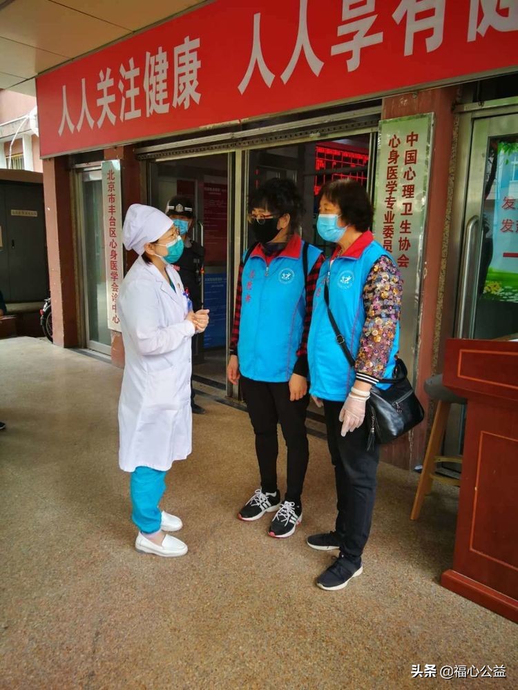 医院志愿者服务队,医院志愿者坚持上岗