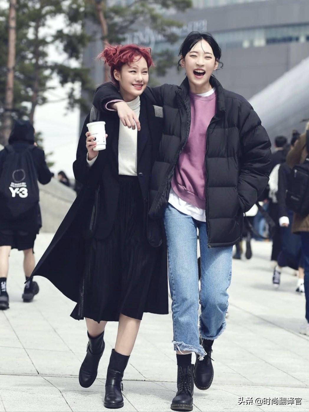 韩国女生街拍穿衣打扮,韩国美女穿个性衣服走秀