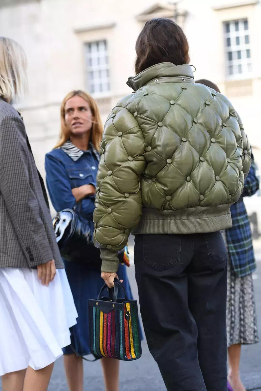 冬天羽绒服内搭怎么穿保暖又时尚,衣柜放久的羽绒服和外套