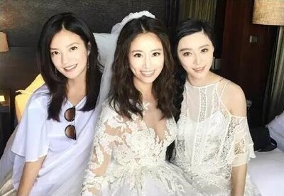 小花妹妹不打马赛克了！抱着邓超的手有点害羞，不笑是因为孙俪