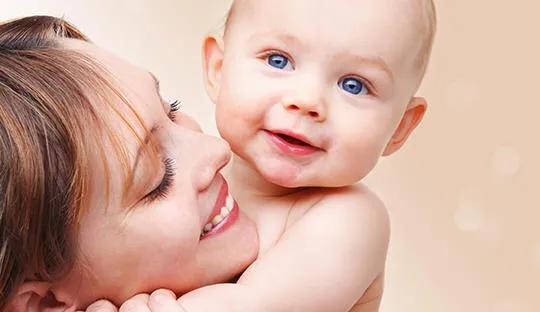 斜颈宝宝有哪些症状,怎样判断孩子是左斜颈还是右斜颈