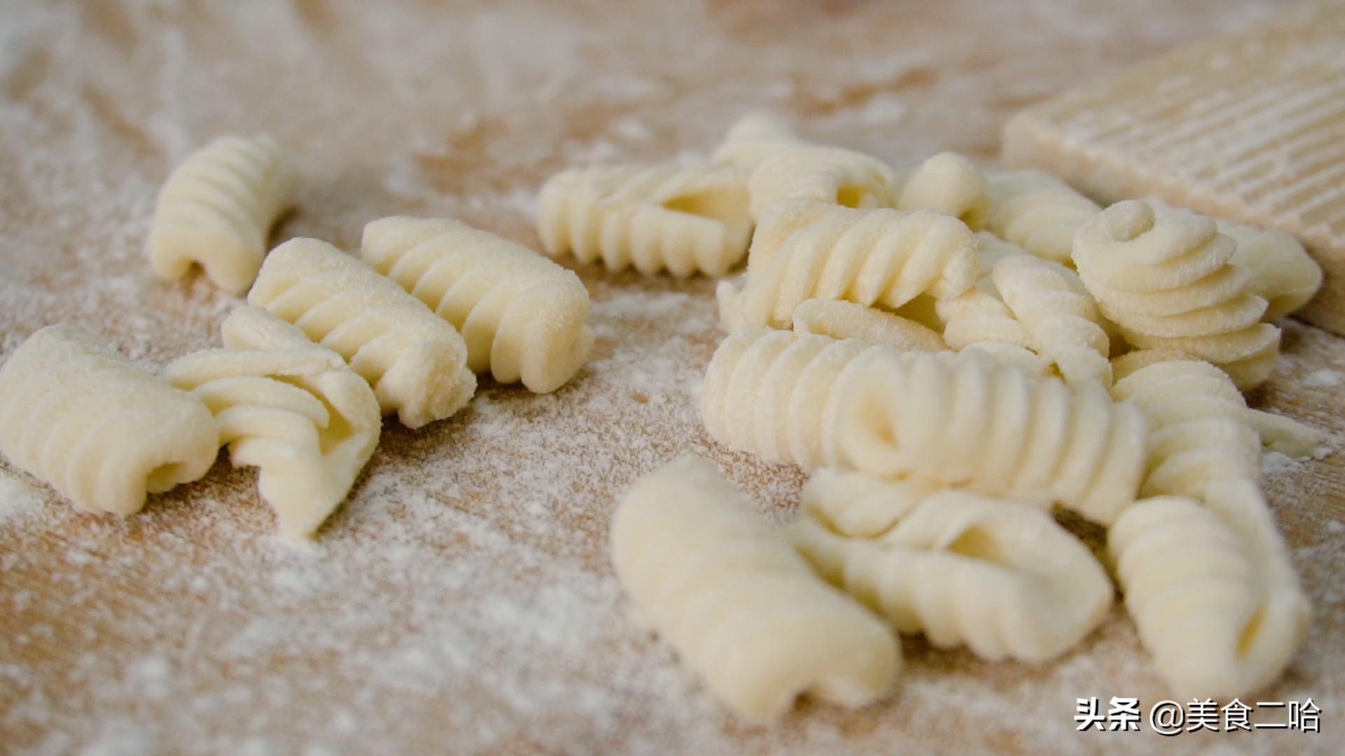 做陕西麻食又软又好吃,陕西人顿顿都离不开的辣子酱夹馍