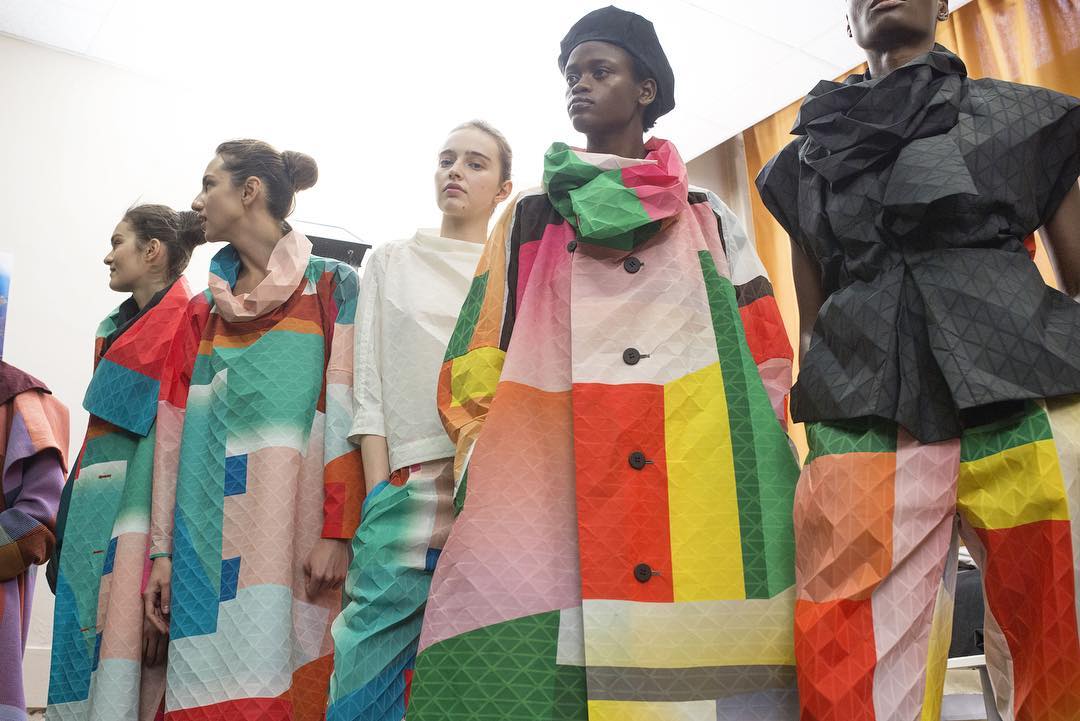 三宅一生的香水与包包,都没有易烊千玺身穿的三宅一生衬衣火!