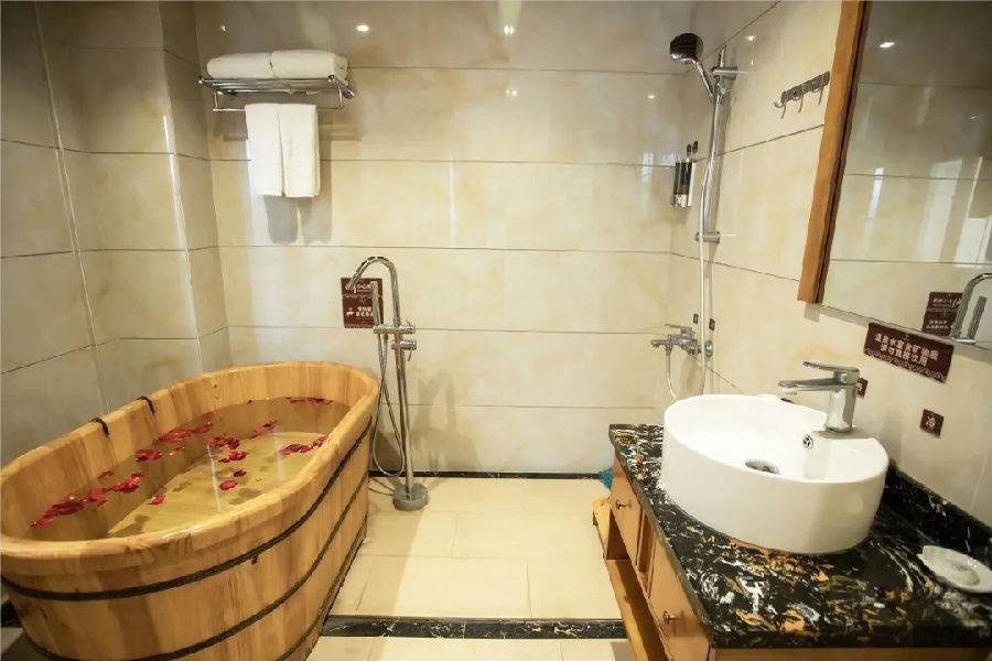 揭阳普宁盘龙湾温泉,普宁盘龙湾温泉度假村山泉水乐园