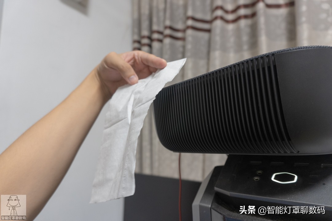 深圳小伙的快乐出租屋（上）：千元1080P投影+头戴蓝牙耳机