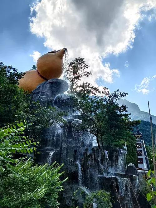 采一片天竺山的云朵别在发梢，带你感受云中漫步的奇妙幻境