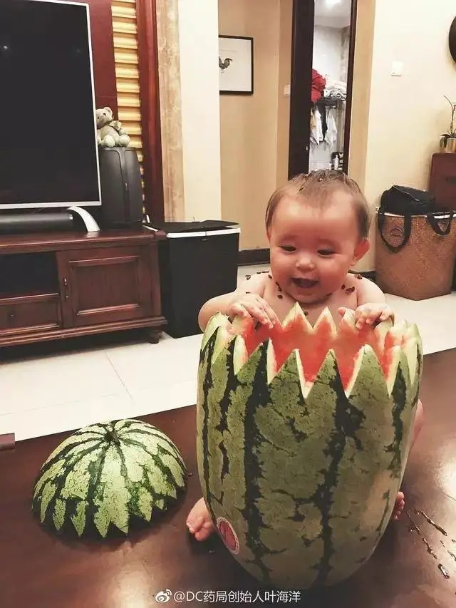 50万生下5国混血女婴，那个买精生子的单身妈妈，如今怎么样了？