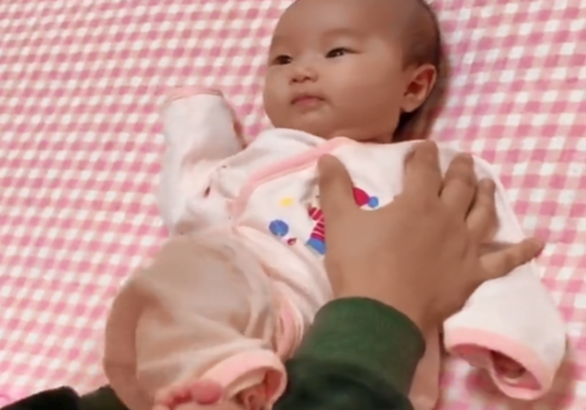 看不惯婆婆对她闺女好怎么办,看不惯婆婆照顾姑姑的孩子