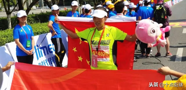 何引丽递国旗魏静后续,央视何引丽递国旗志愿者魏静