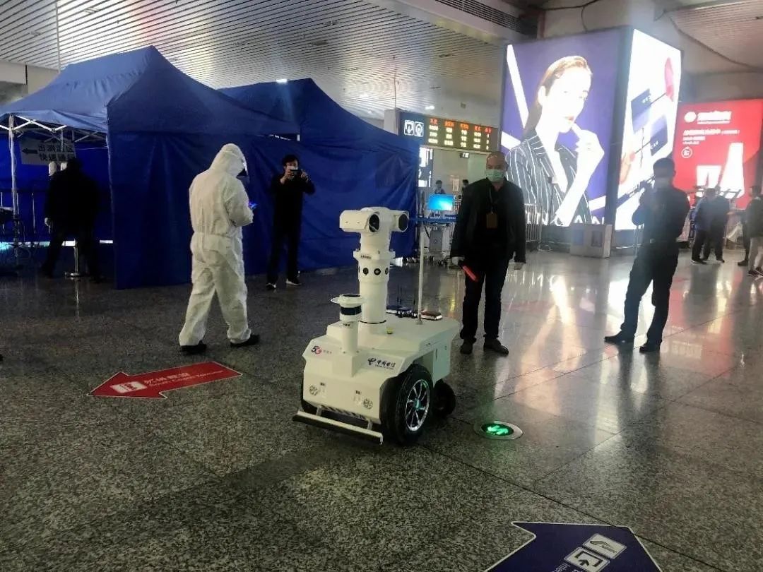 来了,电信“机器人天团”!网友:“成精了!”