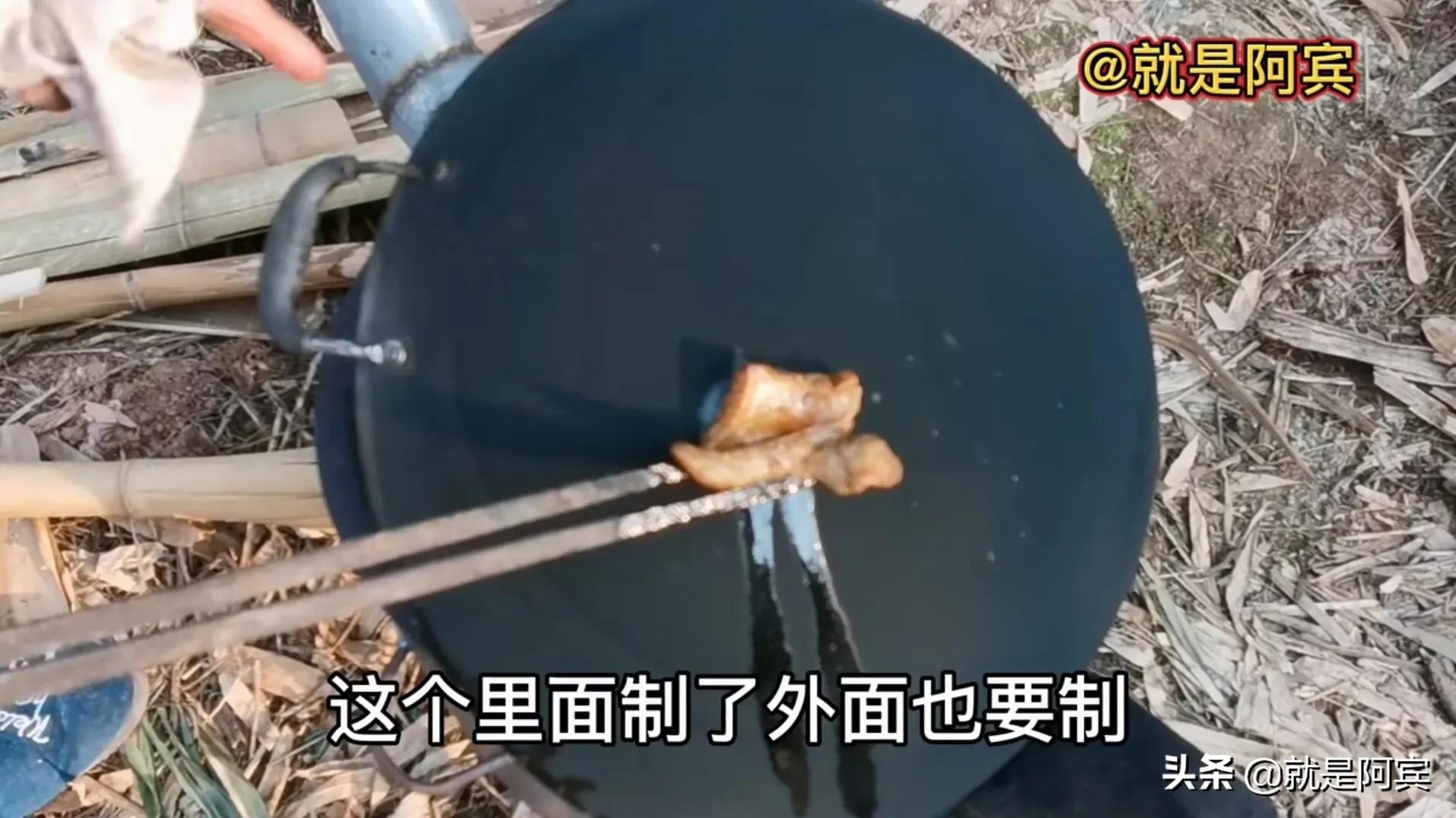 铁锅开锅时烧出的杂质怎么处理,新买的铁锅要用油擦几遍