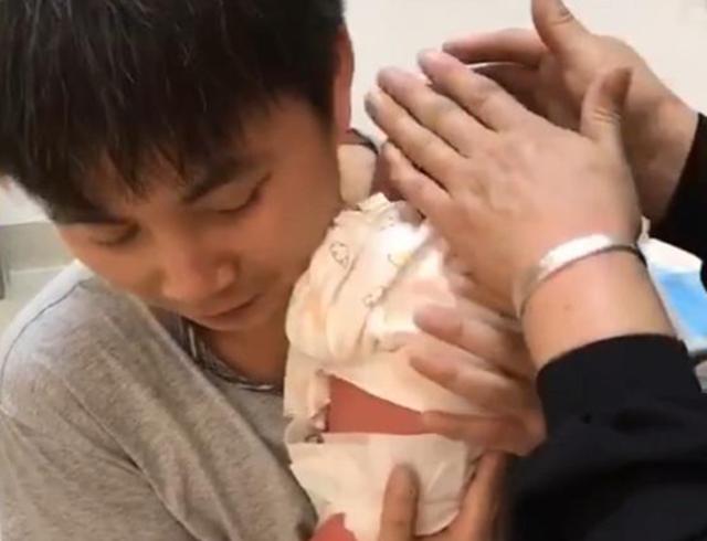 产妇可以自己抱婴儿出院吗,在医院生的孩子出院谁抱合适