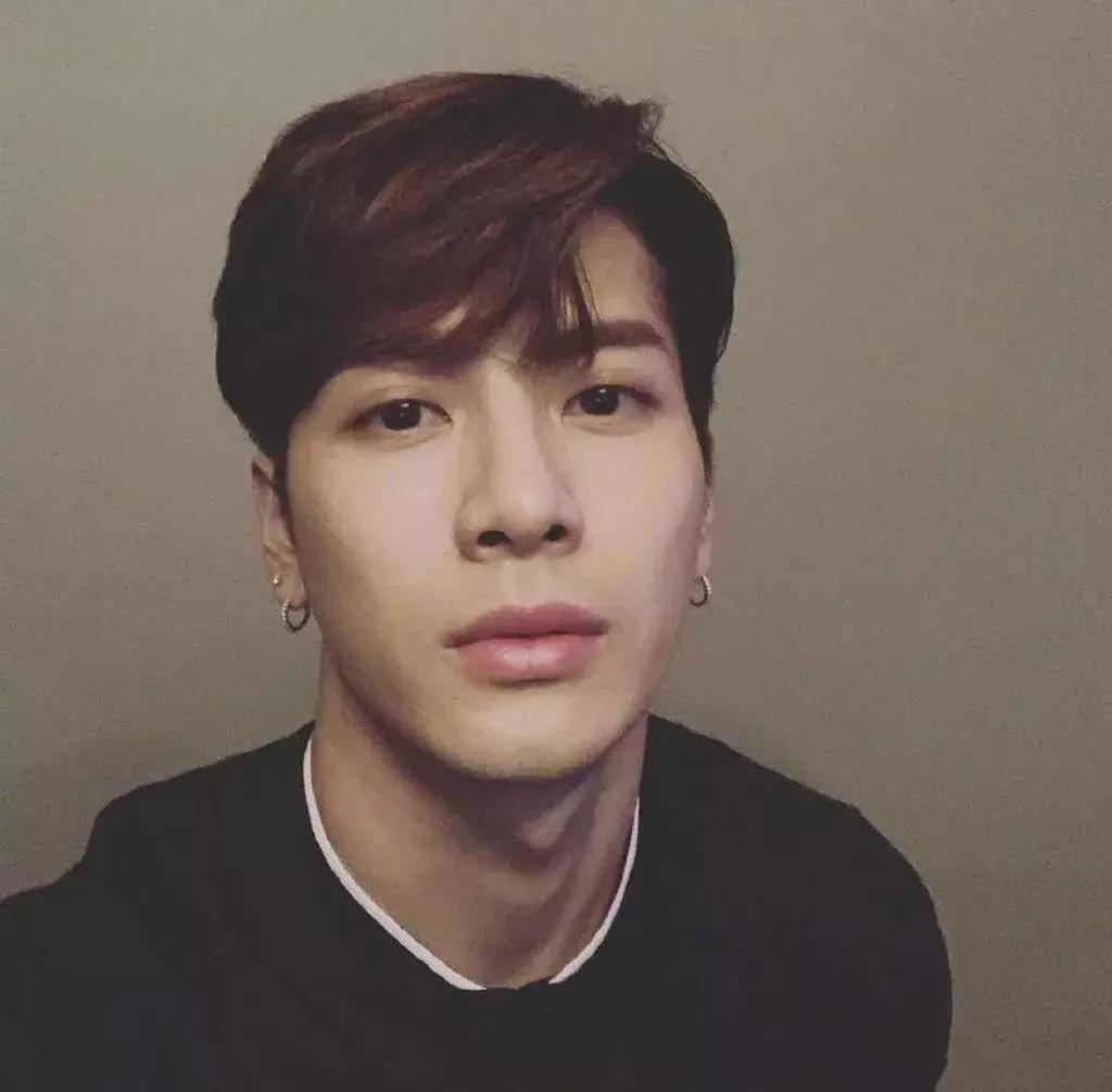 王嘉尔身着一身粉衣现身机场,王嘉尔受很多女星欢迎国外粉丝