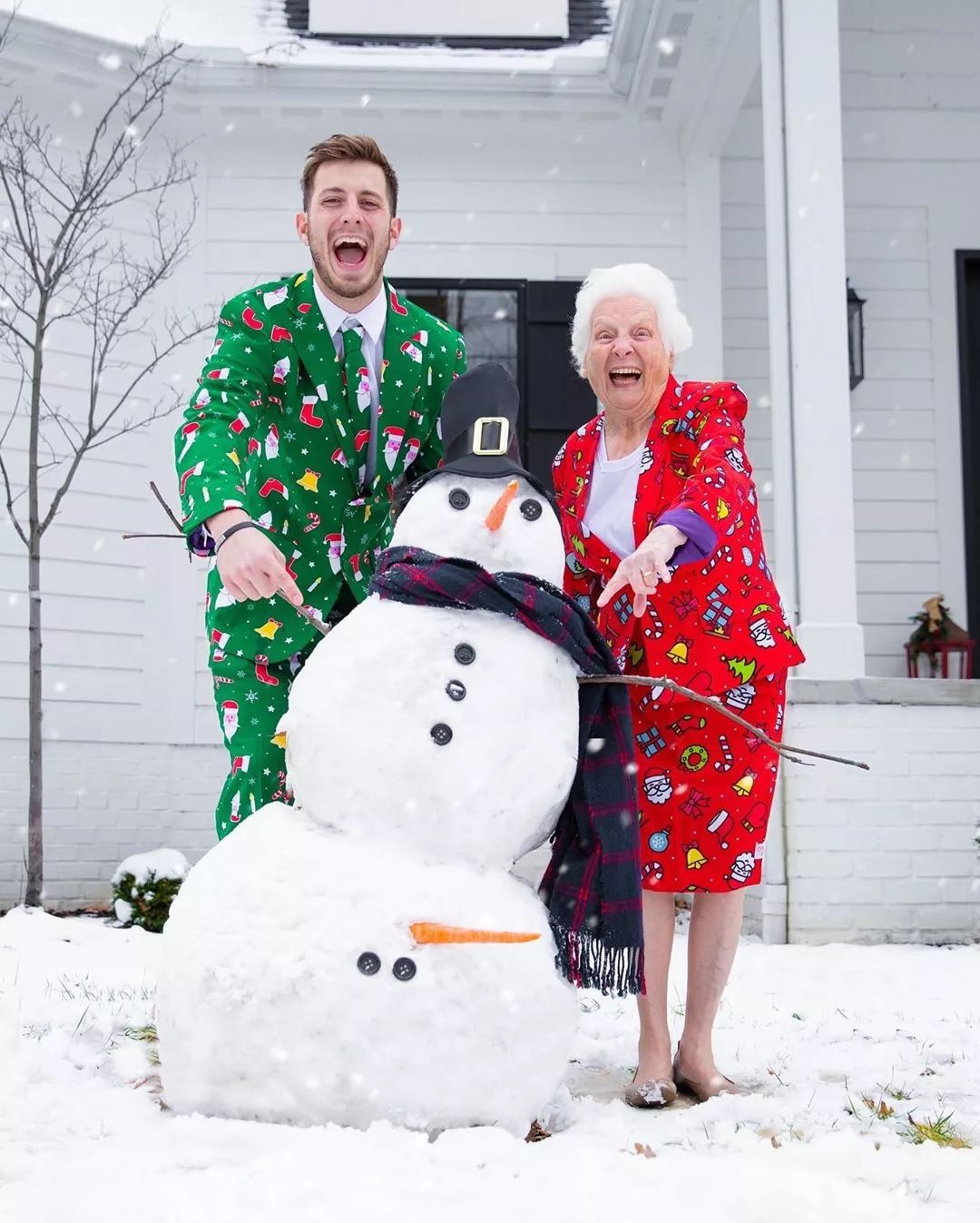 93岁奶奶恶搞27岁孙子，一夜爆红！1300万网友围观：奶奶太坑了