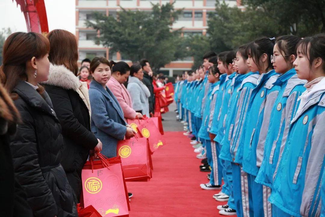 看,滨河校园花开了!听,滨河新学期的铃声拉响了