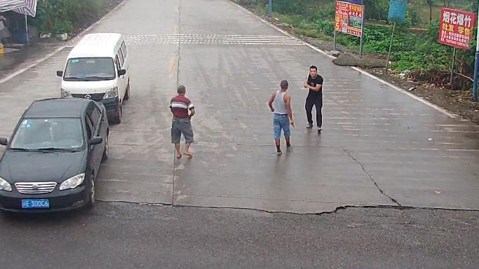 刀和钢管都拿出来了~泸州2名司机当街干架!视频曝光~