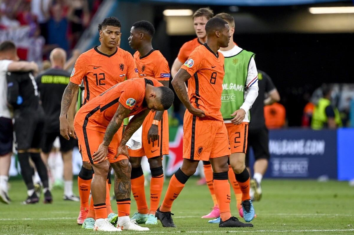 荷兰输球怪吃红牌？对手的针对性和自己主帅的犹豫，也是致命因素