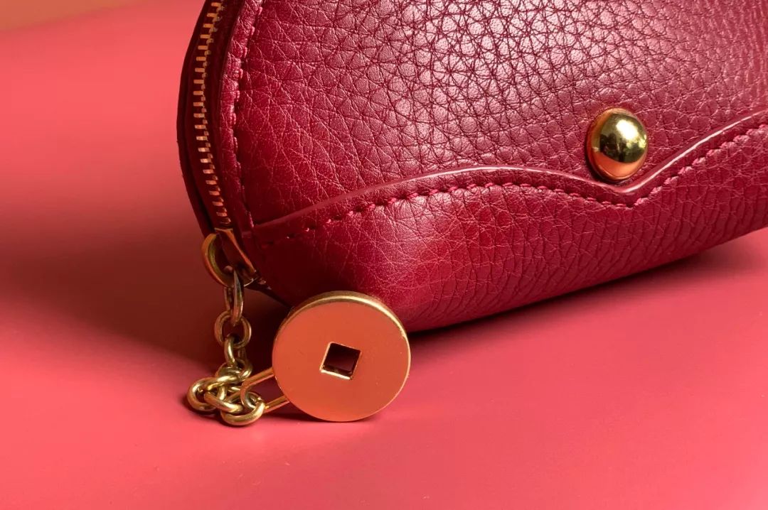 鼠年的女人买什么色的包包好,大牌鼠年限量款包包