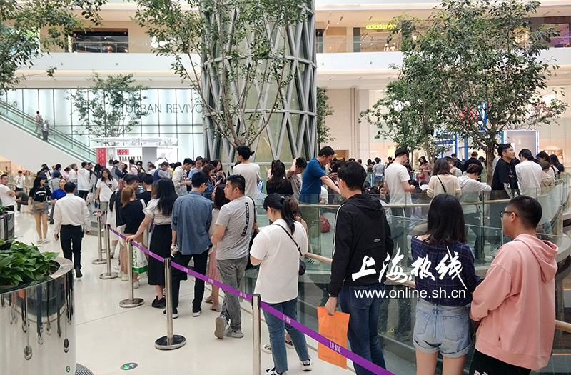 上海市民又疯狂了为了买这杯奶茶排4小时的队喜茶发来贺电